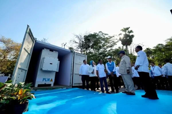 Presiden Republik Indonesia, Prabowo Subianto (kedua dari kanan) didampingi Menteri ESDM, Bahlil Lahadalia (ketiga dari kiri), Menteri Koordinator Bidang Perekonomian, Airlangga Hartarto (kiri), Menteri Investasi dan Hilirisasi/Kepala BKPM, Rosan Perkasa