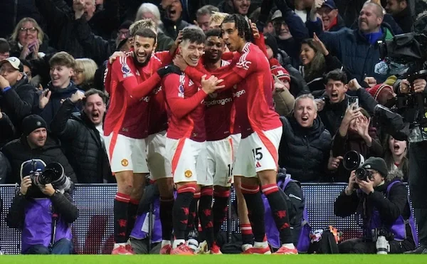 Selebrasi Lisandro Martinez dkk. dalam laga Premier League antara Fulham vs Manchester United, Senin (27/1/2025).