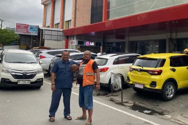 Perumda Parkir Makassar saat meninjau jukir di Jl Pengayoman (Dok : Ist).