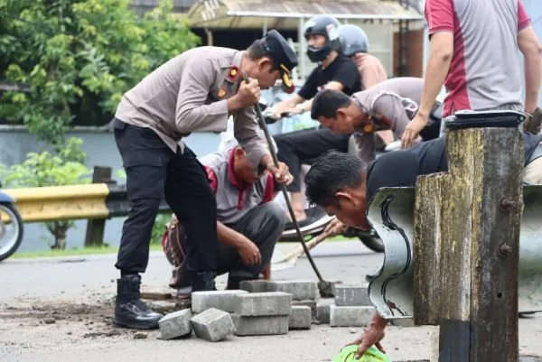 Polres Maros lakukan penambalan jalan (Dok: Ist).