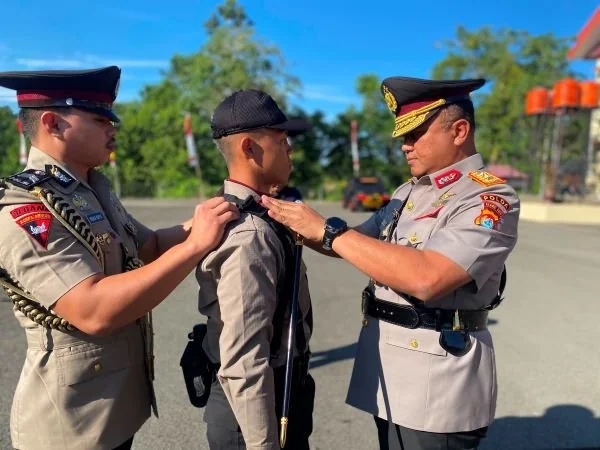 Kapolda Sulbar Irjen Pol Adi Deriyan Jayamarta saat menyematkan  tandankepada salah satu peserta didik sebagai simbol dimulainya proses pendidikan. (Dok: Ist)