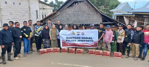 Kapolres Jeneponto, AKBP Widi Setiawan bersama jajarannya saat berswafoto dengan Masyarakat
