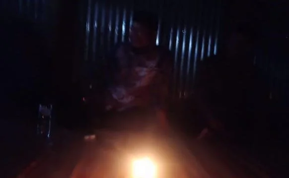 Salah satu rumah warga di Dusun Parangbenrong dalam kondisi gelap akibat belum adanya aliran Listrik dari pemerintah. (Ullah)