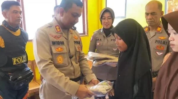 Kapolres Jeneponto, AKBP  Widi Setiawan, saat membagikan seragam gratis kepada Siswi SMPN 5 Bontoramba. (Ist).