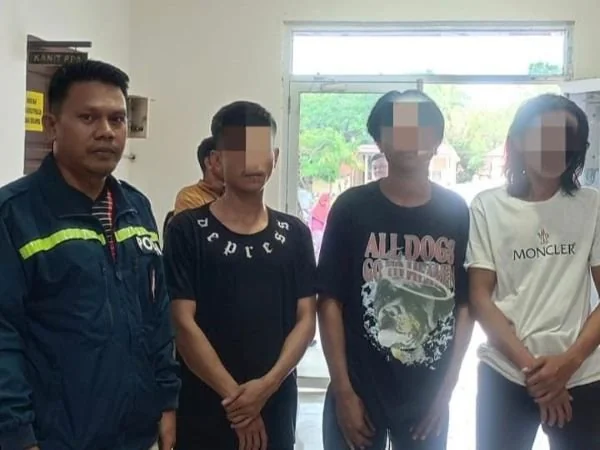 Bhabinkamtibmas Desa Jombe dan Desa Tanjonga, Aipda Zulfikar Serang saat mengamankan tiga pelaku pengeroyokan (Dok : Ist).