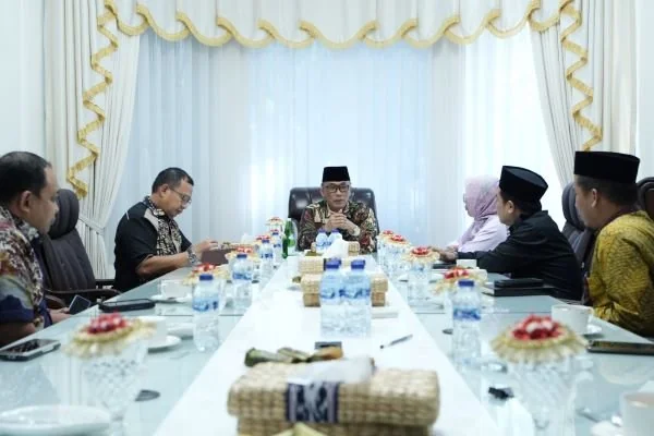 Pj Gubernur Sulsel, Prof Zudan bersama KPU Sulsel di Rujab, Sabtu, (25/5).