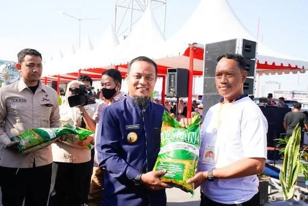 Gubernur Sulsel Andi Sudirman Sulaiman menyerahkan bantuan benih kepada petani (dok. Ist)
