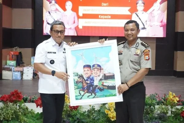 Bupati Jeneponto, H. Paris Yasir saat memberikan cinderamata kepada Kapolres Jeneponto AKBP Widi Setiawan di acara lepas sambut. (Dok: Ist).