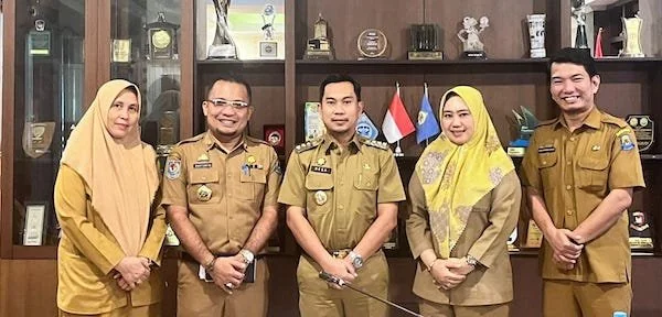 Kepala Dinas Dukcapil, Dr. Mustaufiq, saat menemui Pj. Bupati Jeneponto, H. Reza Faisal Saleh. (Foto/ist).
