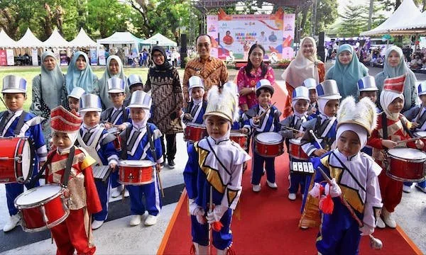 Pj Gubernur Sulsel, Prof Zudan Arif Fakrulloh dan Menteri PPPA, Bintang Puspayoga pada Hari Anak Nasional di Rumah Jabatan Gubernur Sulsel (Dok: Ist)