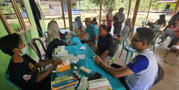 UPTD Puskesmas Bantilang, Kecamatan Towuti, Luwu Timur saat memberikan layanan kesehatan di Desa Masiku, Kecamatan Towuti, yang sulit dijangkau. (Dok: Ist)