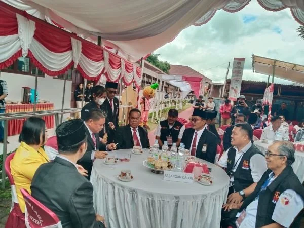 Pasangan Calon Ombas -Marthen didampingi partai politik, Tim pemenangan mendaftar di KPU dan disambut oleh KPU Torut dan Bawaslu Torut (Dok : Jerni KabarMakassar).