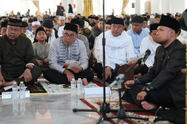 Wali Kota Makassar, Moh Ramdhan Pomanto melaksanakan Solat Ied di Masjid 99 Kubah Makassar, Rabu (10/4).