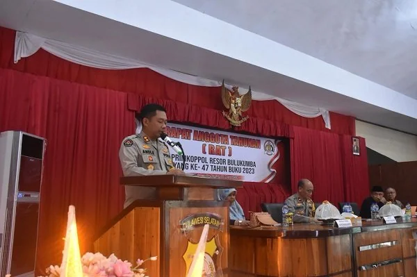 Kapolres Bulukumba AKBP Andi Erma Suryono menyampaikan sambutan sekaligus membuka dengan resmi kegiatan RAT Ke-47 Tahun Buku 2023.