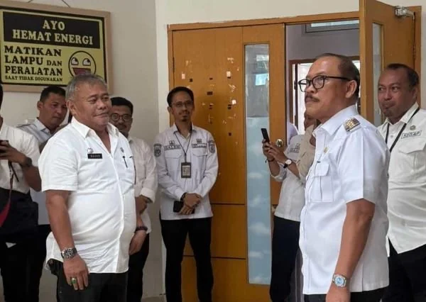 Gubernur Sulbar Suhardi Duka saat melakukan sidak di Kantor Bapenda Sulbar (dok:ist)