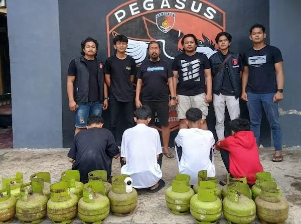 Tim Pegasus Resmob Polres Jeneponto saat mengamankanAP (16), AR (14), KR (14), dan MF (14), bersama barang bukti tabung gas Elpiji 3 Kg (Ist)m