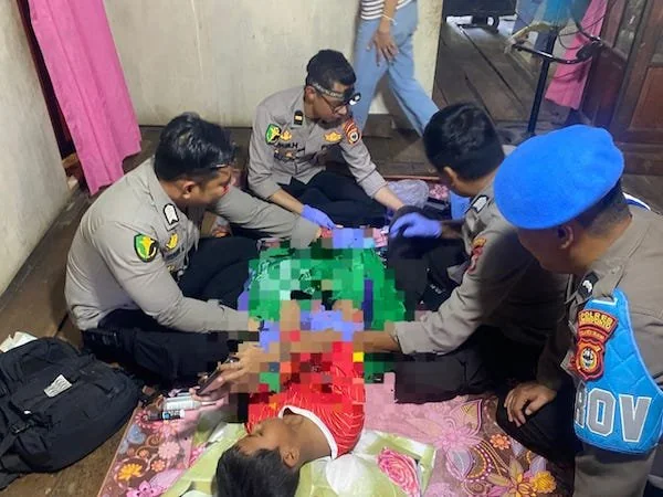 Sejumlah petugas dari Unit Kedokteran dan Kesehatan (Dokkes) Polres Jeneponto, saat melakukan sunatan gratis door to door. (Ist).