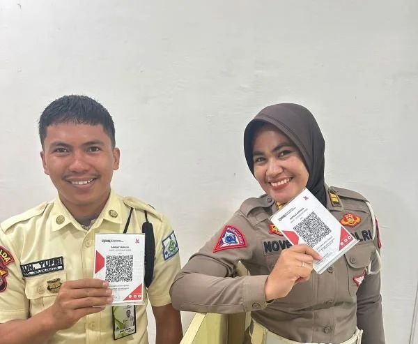 Personil Ditlantas Polda Sulbar saat melakukan pelayanan.