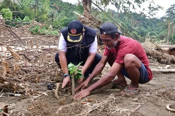 Pj Gubernur Sulsel, Bahtiar Baharuddin tunjukkan kepedulian lingkungan dengan melakukan penanaman.
