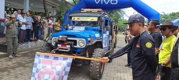 Bupati Jeneponto, Paris Yasir saat melepas Ratusan Pembalap Off Road di Lapangan Parang Passamaturukang. (Ist).
