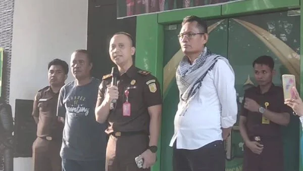 Audiensi Kasi Pidsus Bantaeng, Andri Zulfikar saat menyampaikan orasi didepan para pendemo di kantor Kejari. (Ist)