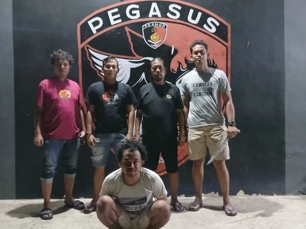 Tim Resmob yang dipimpin Aiptu Abd. Rasyad bersama anggotanya saat mengamankan  Reskry Almadan Chairuddi (Dok : Ist).