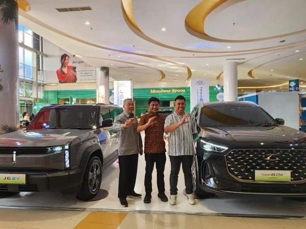 Kedua mobil Chery terbaru, TIGGO 8 CSH Comfort dan J6 T kini mengaspal di Makassar (Dok: Ist)