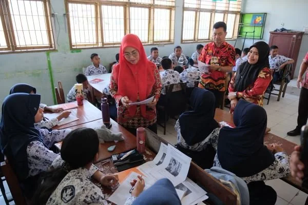 Bupati Gowa, Sitti Husniah Talenrang mengunjungi SMP Negeri 1 Sungguminasa. (Dok: Ist)