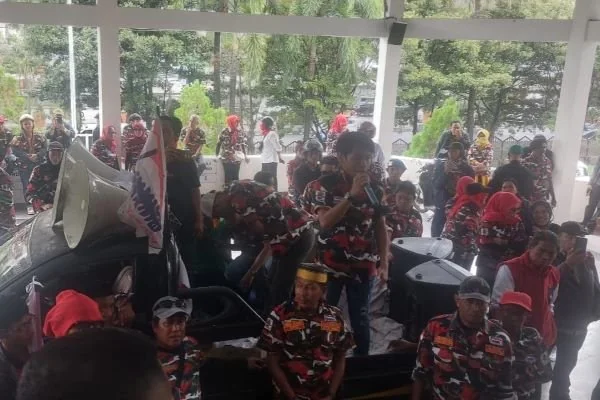 Masa aksi saat mendatangi Kantor DPRD Kota Makassar, (Dok: Sinta Kabar Makassar).