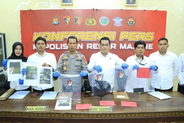 Konferensi pers kasus pembunuhan lansia di Majene yang digelar Polres Majene. (Dok: Ist)