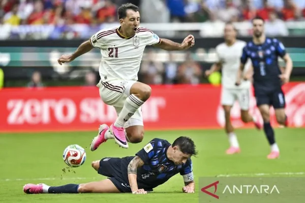 Pesepak bola Timnas Spanyol Mikel Oyarzabal (atas) berusaha melewati hadangan pesepak bola Timnas Uruguay Federico Valverde dalam pertandingan Grup H Piala Dunia 2026 di di Stadion Akron, Guadalajara, Meksiko, Jumat (26/6/2026) waktu setempat. ANTARA FOTO
