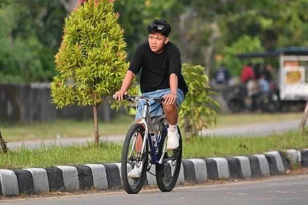 Agung Bayu Anugerah Pemuda asal Kabupaten Polewali Mandar saat menunggangi sepeda Kalcer miliknya(dok:ist)