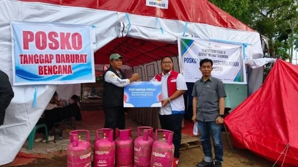 PT Pertamina Patra Niaga Regional Sulawesi melalui Integrated Terminal Kendari dan Sales Area Sultra menyalurkan bantuan tanggap darurat bagi masyarakat terdampak banjir di Kota Kendari. (Dok: Ist)