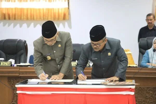 Ketua DPRD Kabupaten Bantaeng, H. Budi Santoso, didampingi oleh kedua wakilnya saat menandatangani perubahan APBD 2025, bersama Wabup Bantaeng, H. Sahabuddin dalam rapat paripurna. (Ist).