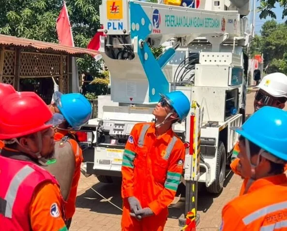 PLN melakukan pemeliharaan ikatan isolator tumpu pada jaringan listrik di Kota Makassar (Dok: Ist)