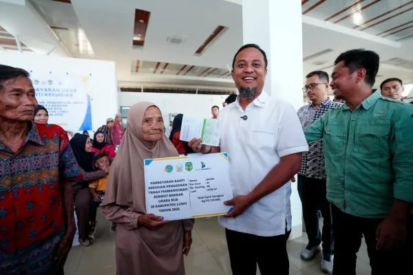 Gubernur Sulsel Serahkan Ganti Rugi Rp17,5 Miliar untuk Pembebasan Lahan Runway Bandara Bua. (Dok: Ist)