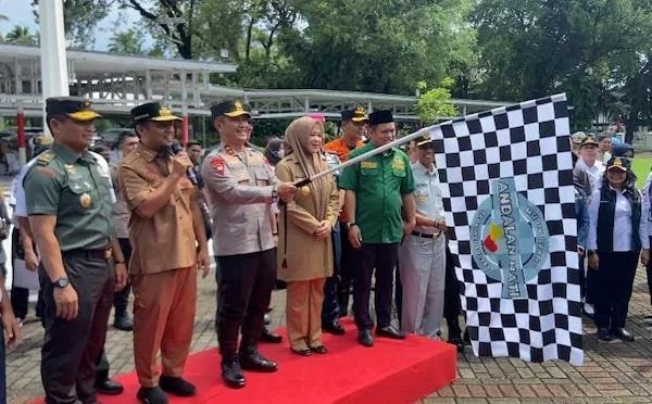 Gubernur Sulsel Andi Sudirman Sulaiman saat melepas mudik gratis Andalan Hati di Rumah Jabatan Gubernur Sulsel (Dok: Nofi KabarMakassar)
