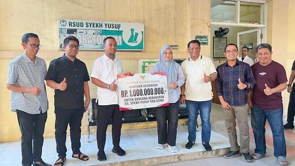 Gubernur Sulsel Andi Sudirman Sulaiman saat Menyerahkan Bantuan senilai Rp1 miliar kepada Bupati Gowa Husniah Talenrang (Dok: Ist).