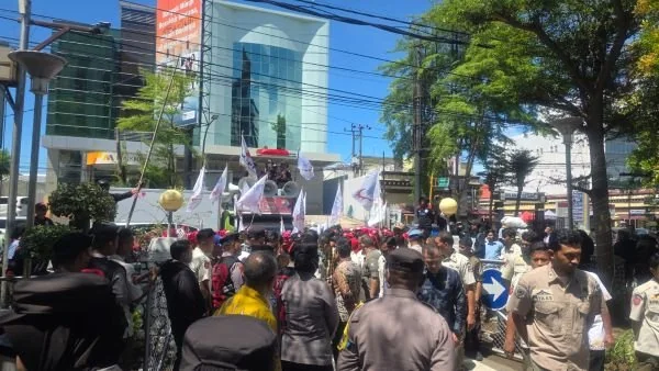 Massa Aksi FSPMI di Balaikota Makassar. Dok. Nursinta