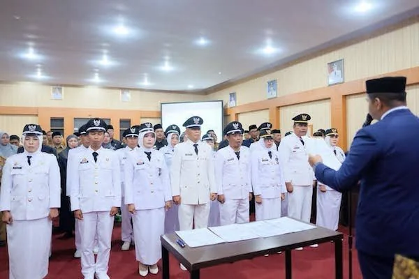 Bupati Bantaeng M Fathul Fauzy Nurdin saat melantik dan mengambil sumpah jabatan 94 Pejabat diruang Pola Kantor Bupati. (Ist).