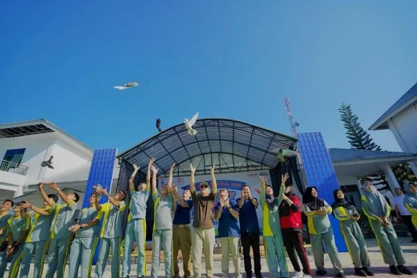 Gubernur bersama para Siswa/siswi SMA Negeri 1 Mamuju saat melepas Merpati sebagai tanda launching Gerakan Sulbar Mandarras (Dok : Ist).