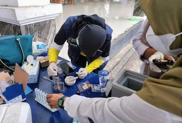 : Petugas Kesling Dinkes Bantaeng saat melakukan sidak Takjil di Pantai Seruni. (Ist)