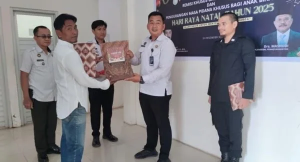 Rumah Tahanan Negara (Rutan) Kelas IIB Jeneponto memberikan Remisi Khusus Hari Raya Natal Tahun 2025 kepada dua orang warga binaan pemasyarakatan yang beragama Kristen. (Dok: Ist)