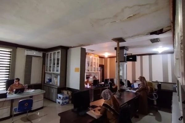 Kondisi atap plafon di ruang kerja bagian keuangan Setda Jeneponto yang nyaris runtuh dan hanya di topang bambu (Dok : Ulla KabarMakassar).