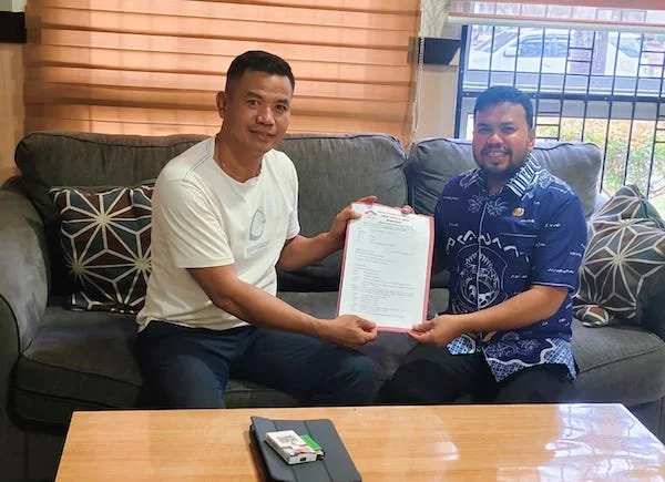 Ketua LPK Sulsel Hasan Anwar, saat menyerahkan surat laporan dugaan pelanggaran kode etik ASN ke Kabag Umum Pemkab Jeneponto.(ist).