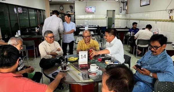 Tangkapan Layar Foto Ilham Arief Sirajuddin Duduk Santai Bersama Ketua DPD I Golkar Sulsel, Taufan Pawe (TP), di salah satu kedai kopi di Makassar, (Dok: Ist).
