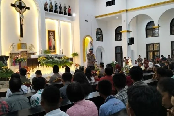Kunjungan Forkopimda Sulbar di Gereja (Aldy : KabarMakassar).