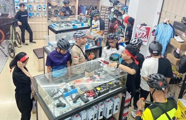 Warga Makassar antusias menikmati pengalaman berbelanja sepeda, apparel, dan aksesoris di Rodalink Makassar (Dok: Ist)