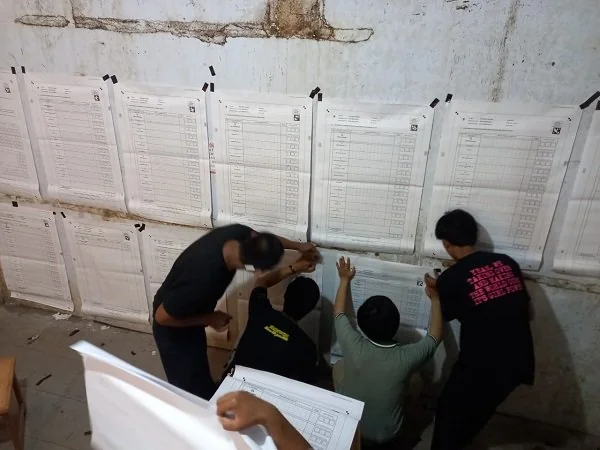 Suasana pencoblosan Pemilu 2024 di TPS 06 Kel. Tamalarea Jaya, Kec. Tamalarea, Makassar, Rabu (14/2).