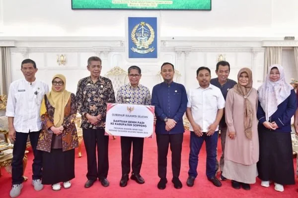 Gubernur Sulsel Andi Sudirman Sulaiman meneyrahkan bantuan ke Kabupaten Sidrap dan Soppeng (Dok : Ist).